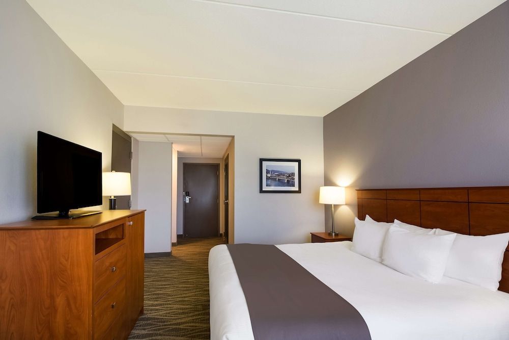 Best Western Lock Haven Standard Room, 1 King Bed, Accessible, Refrigerator & Microwave 4