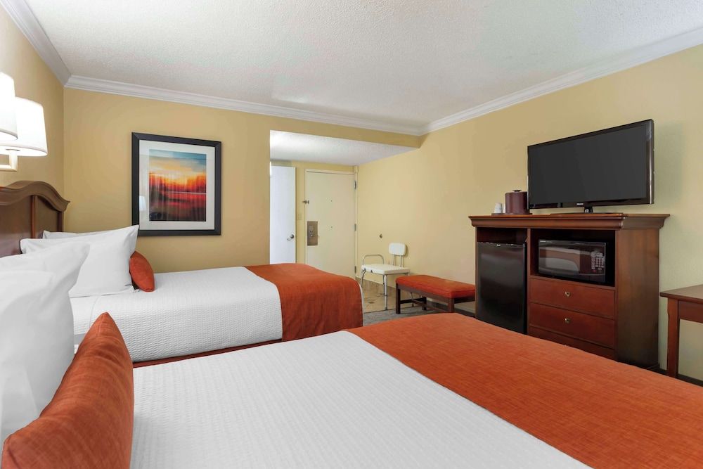 Standard Room, 2 Double Beds, Bathtub