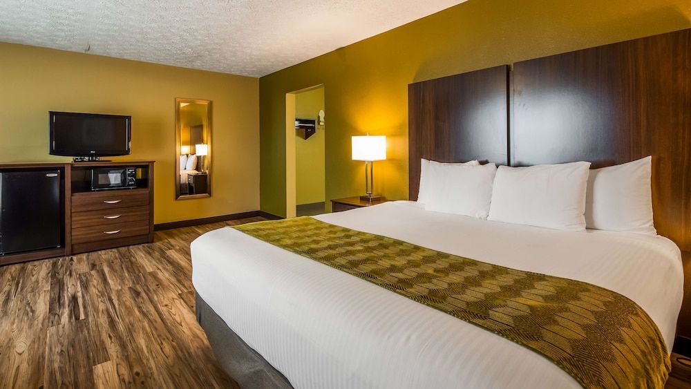 Standard Room, 1 King Bed, Non Smoking, Refrigerator & Microwave (Walk-in Shower)
