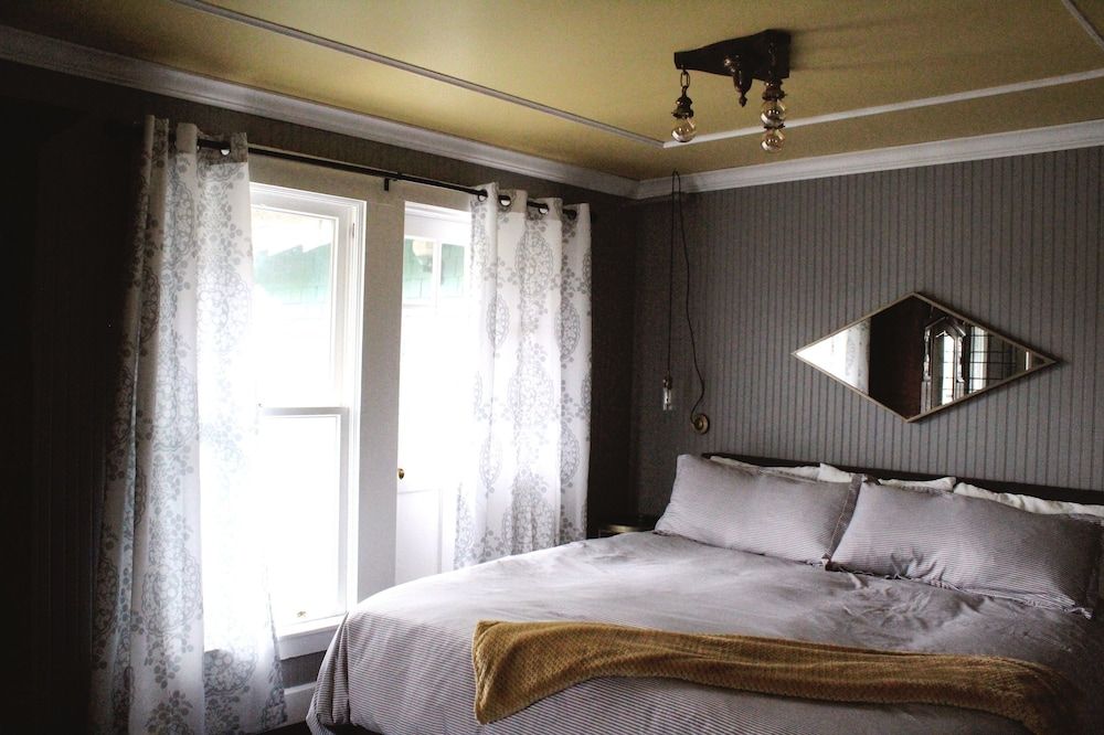 Shelburne Hotel Deluxe Room, 1 King Bed 2