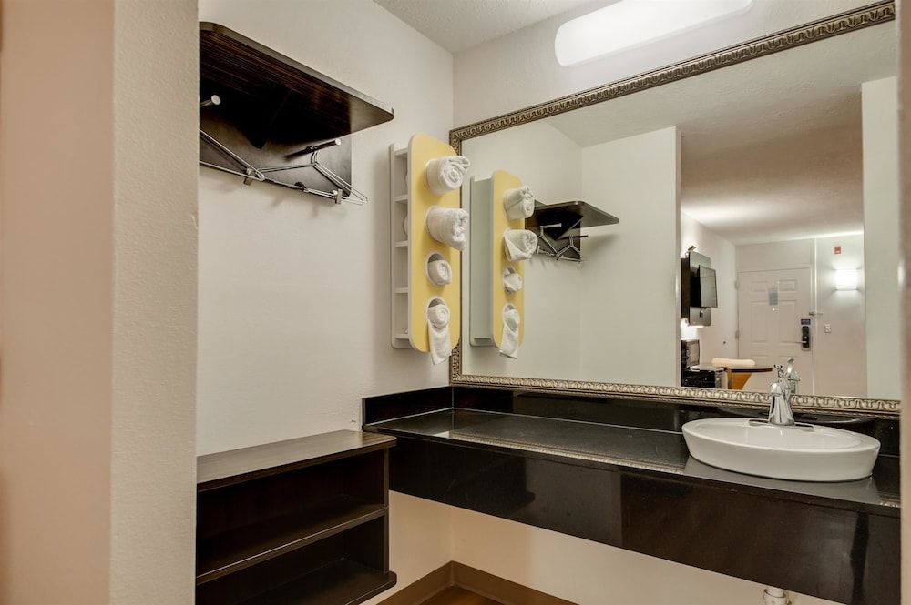 Motel 6 Jennings, LA Standard Room, 1 Double Bed, Accessible, Smoking 4