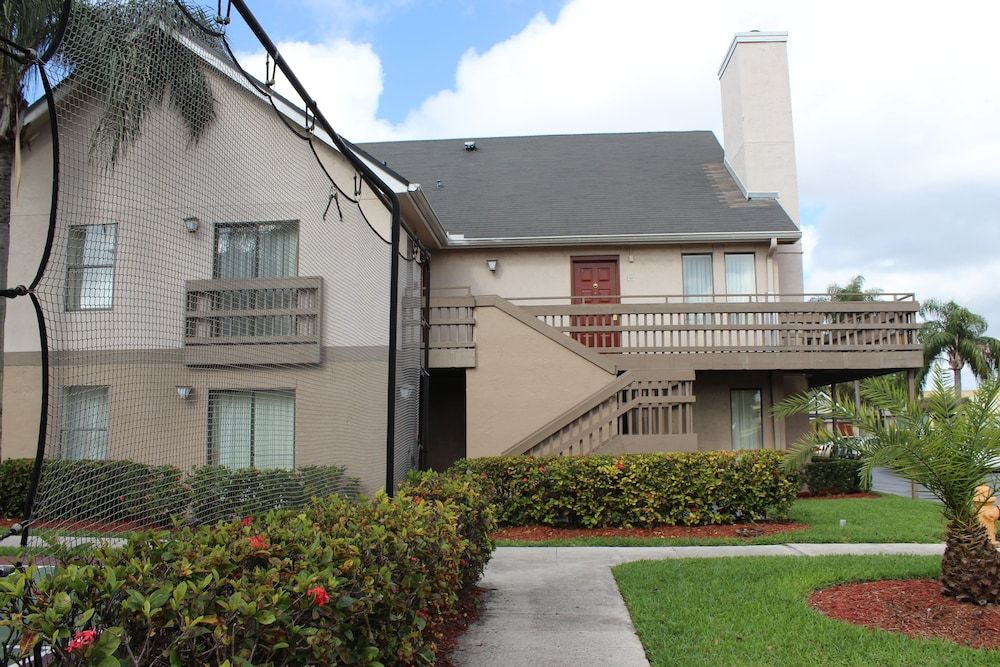 undefined Doral Suites 4