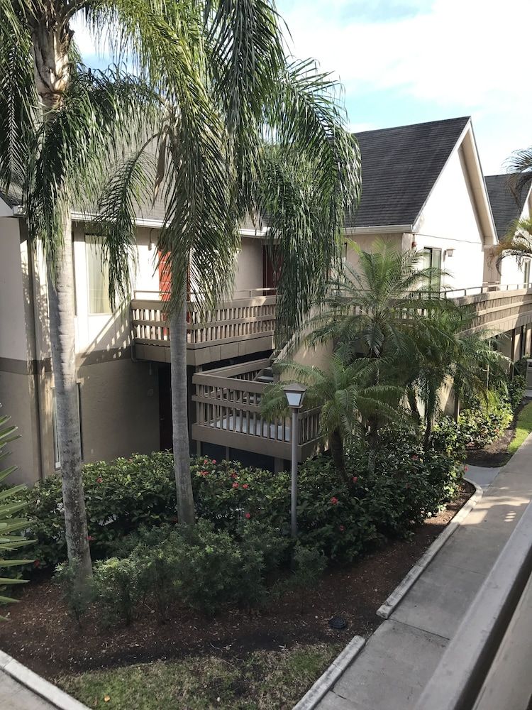 undefined Doral Suites 5