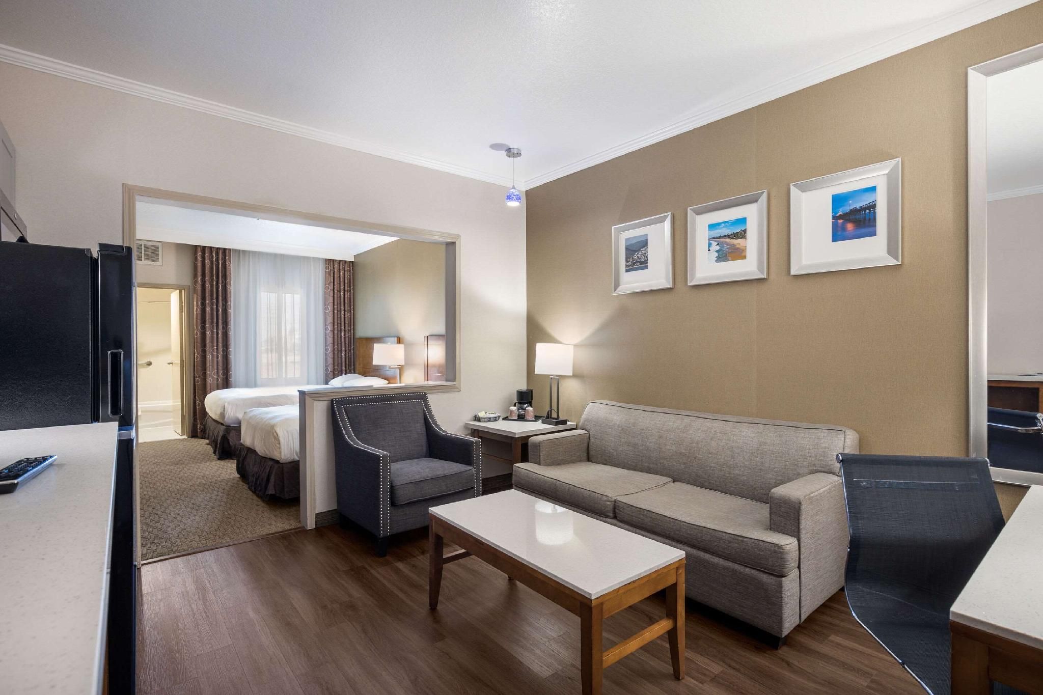 2 Double Beds, Efficiency, Suite, Nonsmoking