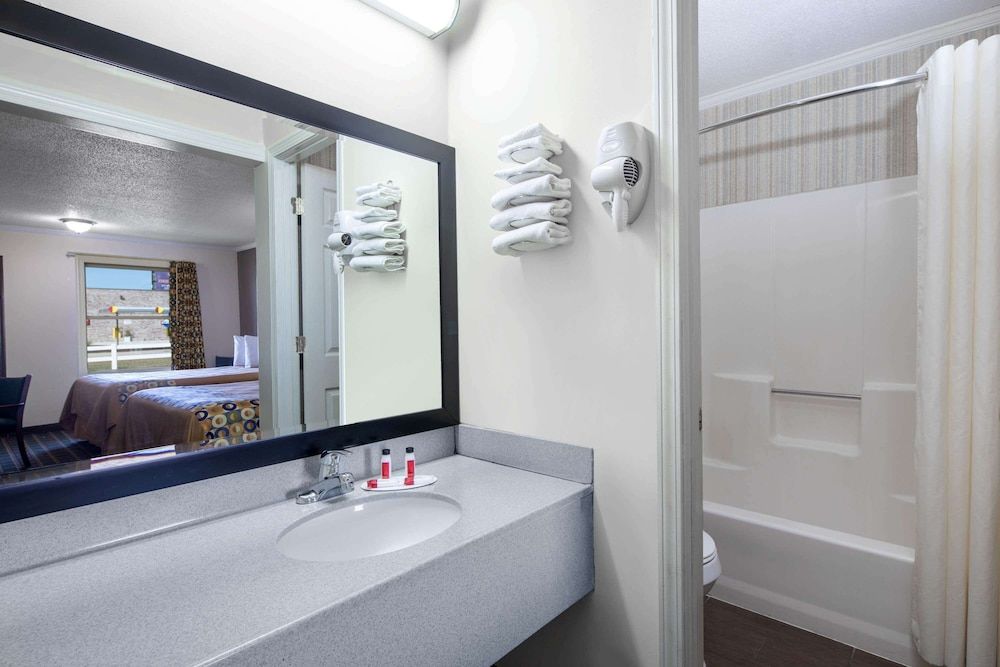 Travelodge by Wyndham Orangeburg Room, 1 King Bed, Smoking 6