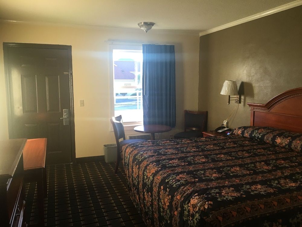 Travelodge by Wyndham Orangeburg Room, 1 King Bed, Smoking 5