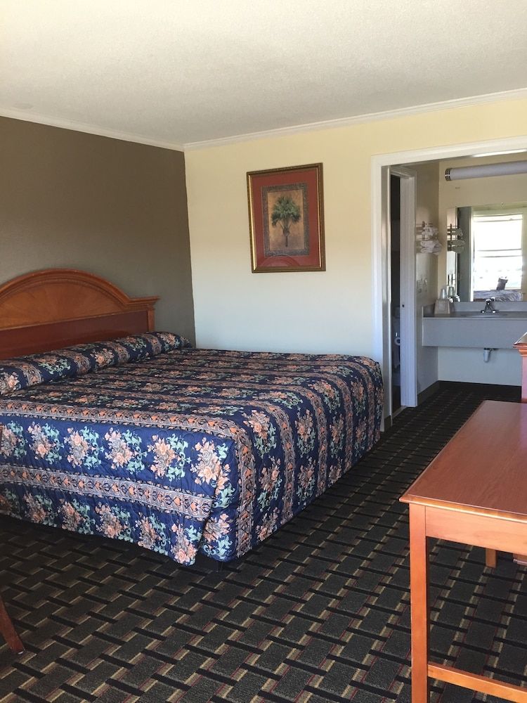 Travelodge by Wyndham Orangeburg Room, 1 King Bed, Smoking 2