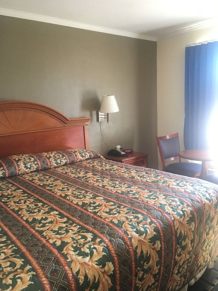 Travelodge by Wyndham Orangeburg Room, 1 King Bed, Non Smoking 4