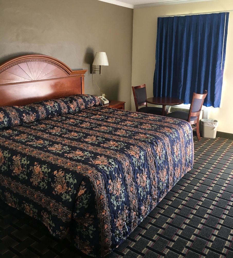 Travelodge by Wyndham Orangeburg Room, 2 Double Beds, Smoking 3