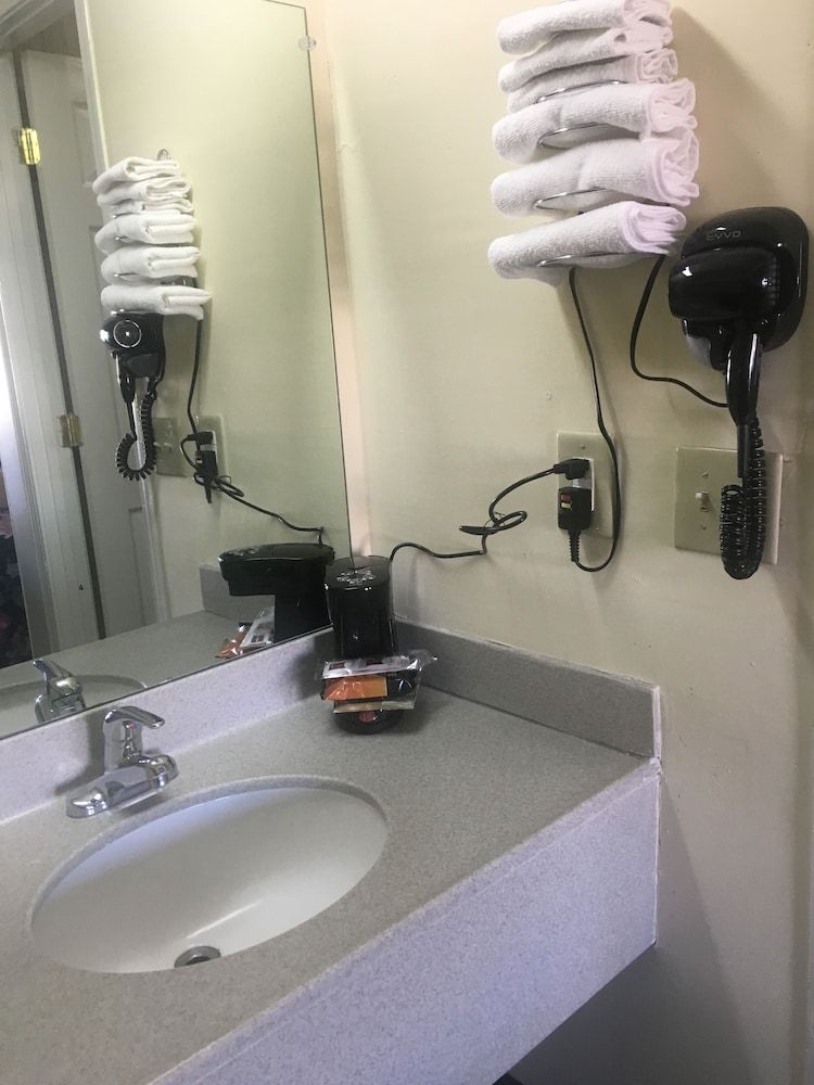 Travelodge by Wyndham Orangeburg Room, 2 Double Beds, Smoking 5