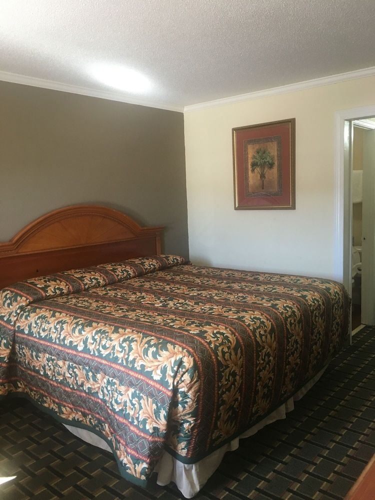 Travelodge by Wyndham Orangeburg Room, 1 King Bed, Smoking 3