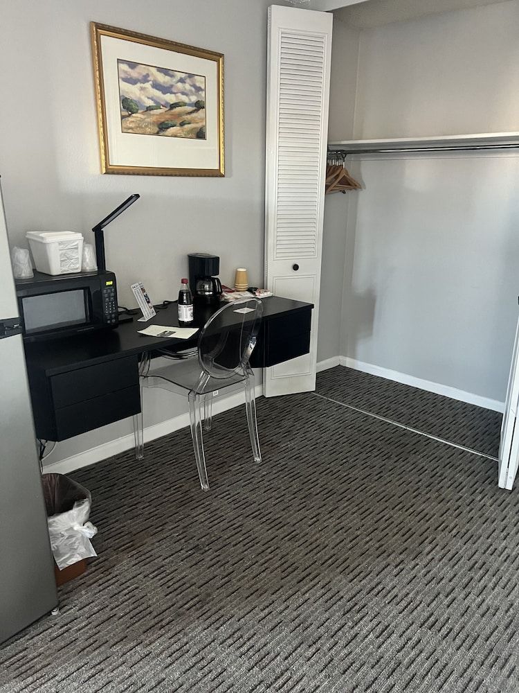 Satellite Hotel Family Suite, 2 Queen Beds 4