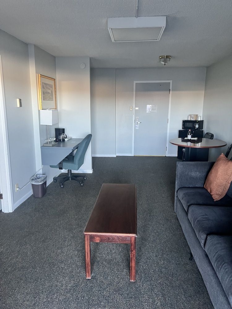 Satellite Hotel Deluxe Suite, 1 King Bed 3