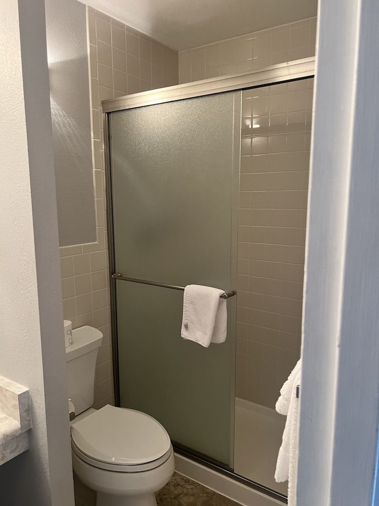Satellite Hotel Family Suite, 2 Queen Beds 8
