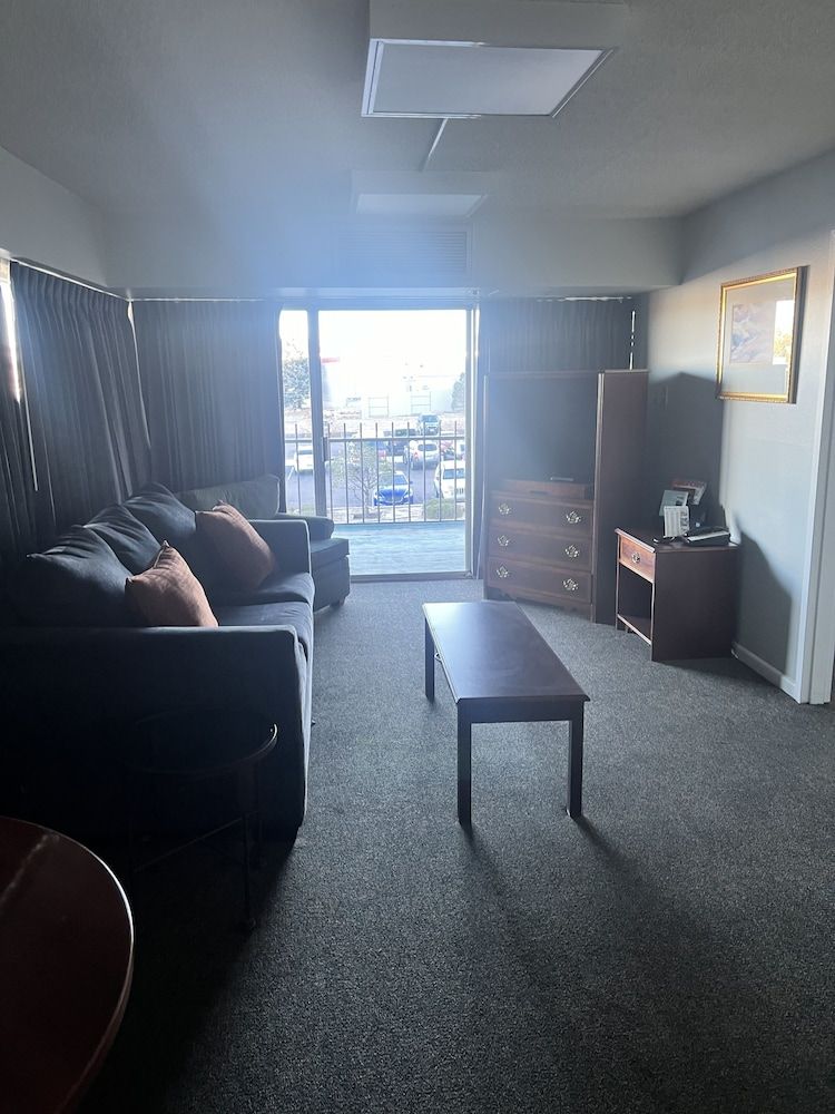 Satellite Hotel Deluxe Suite, 1 King Bed 2