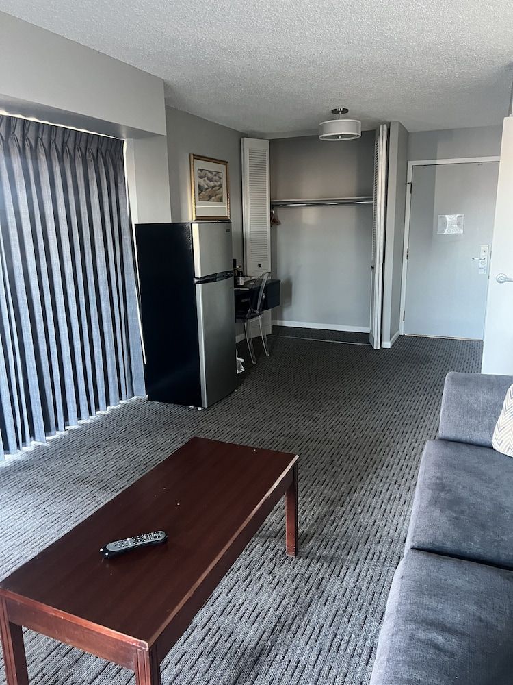 Satellite Hotel Family Suite, 2 Queen Beds 3