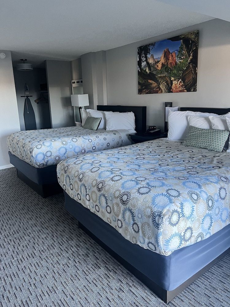 Satellite Hotel Family Suite, 2 Queen Beds 2