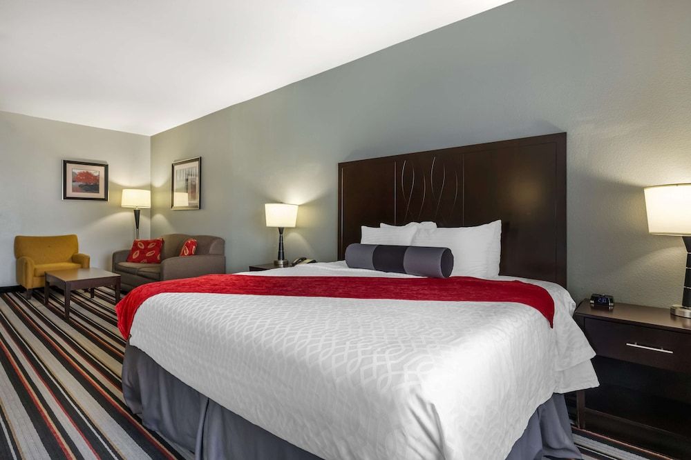 Best Western Plus Coweta's 1st Hotel Standard Room, 1 King Bed, Non Smoking, Refrigerator & Microwave 2