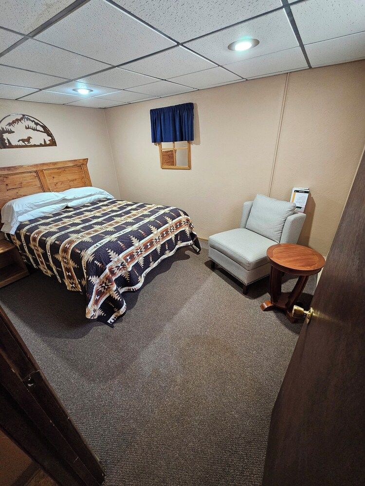 Hulett Motel Suite, 2 Bedrooms, River View 3