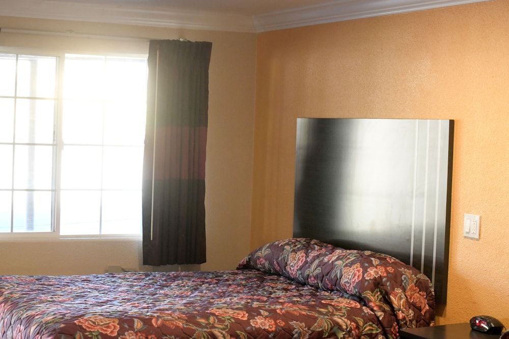 A-1 Budget Motel Standard Room, 1 Queen Bed 8