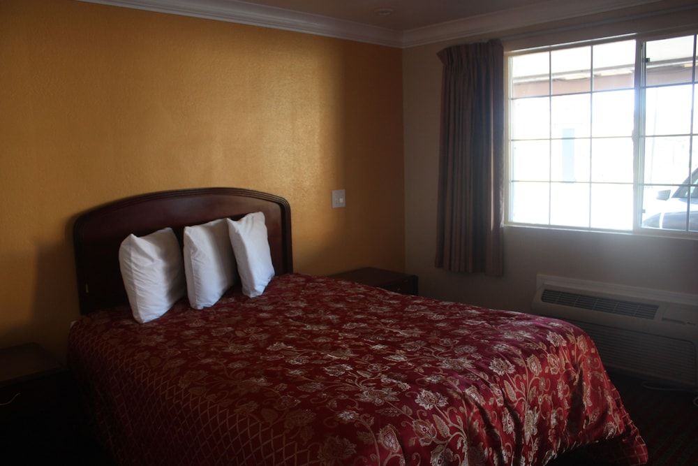 A-1 Budget Motel Standard Room, 2 Queen Beds 3