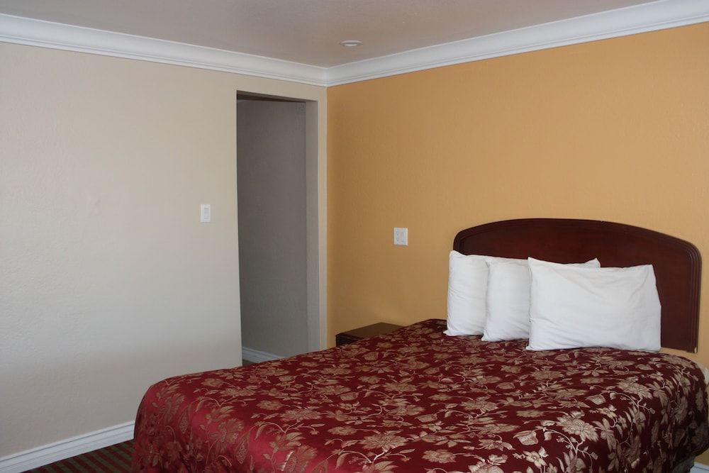 A-1 Budget Motel Standard Room, 1 Queen Bed 3