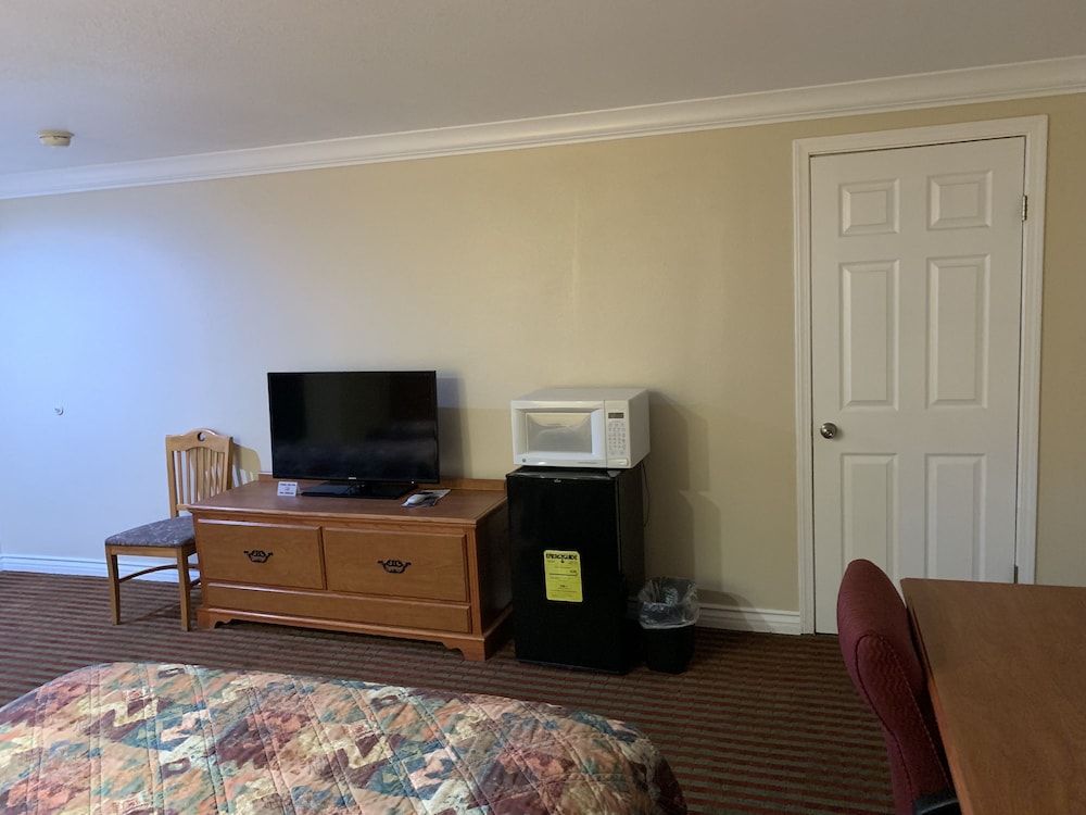 A-1 Budget Motel Standard Room, 2 Queen Beds 34