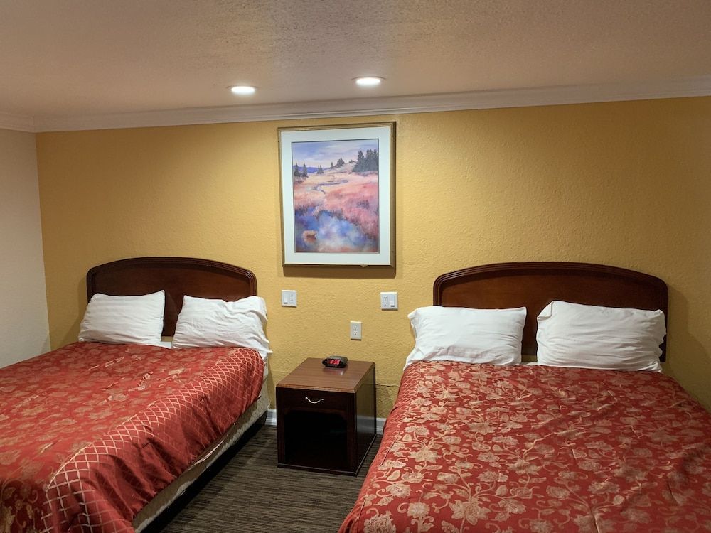 A-1 Budget Motel Standard Room, 2 Queen Beds 4
