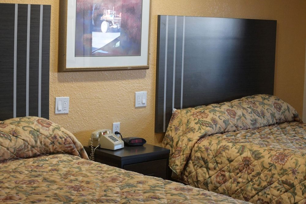 A-1 Budget Motel Standard Room, 2 Queen Beds 38