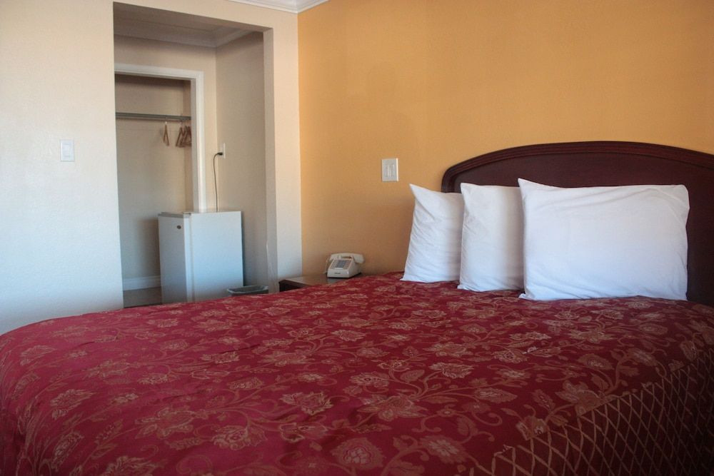 A-1 Budget Motel Standard Room, 1 Queen Bed 2