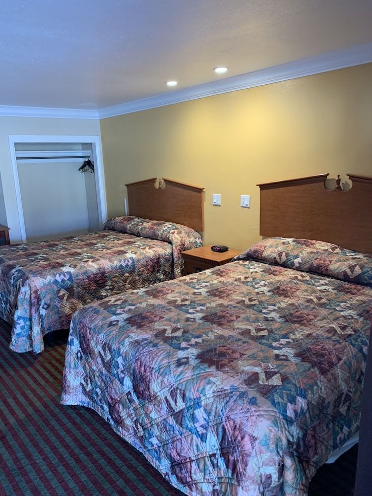 A-1 Budget Motel Standard Room, 2 Queen Beds 6