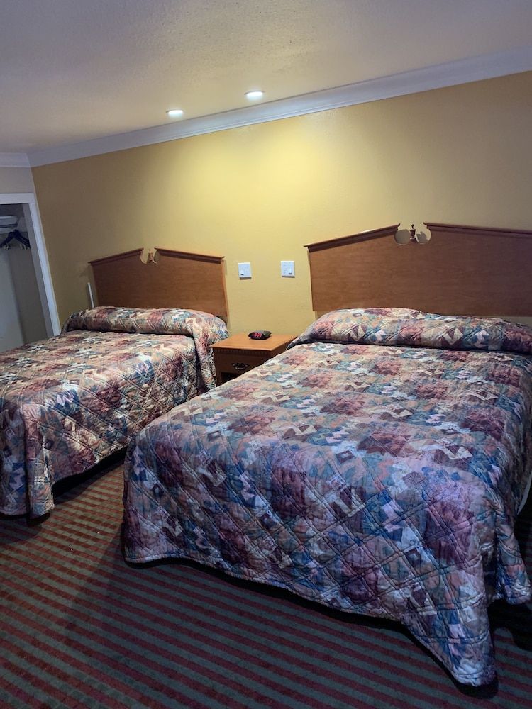 A-1 Budget Motel Standard Room, 2 Queen Beds 5
