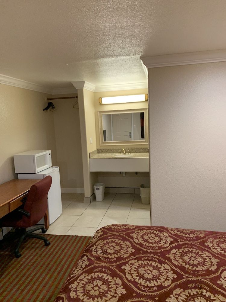 A-1 Budget Motel Standard Room, 1 Queen Bed 32