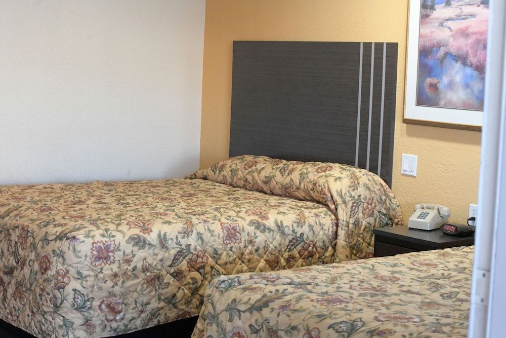 A-1 Budget Motel Standard Room, 2 Queen Beds 9