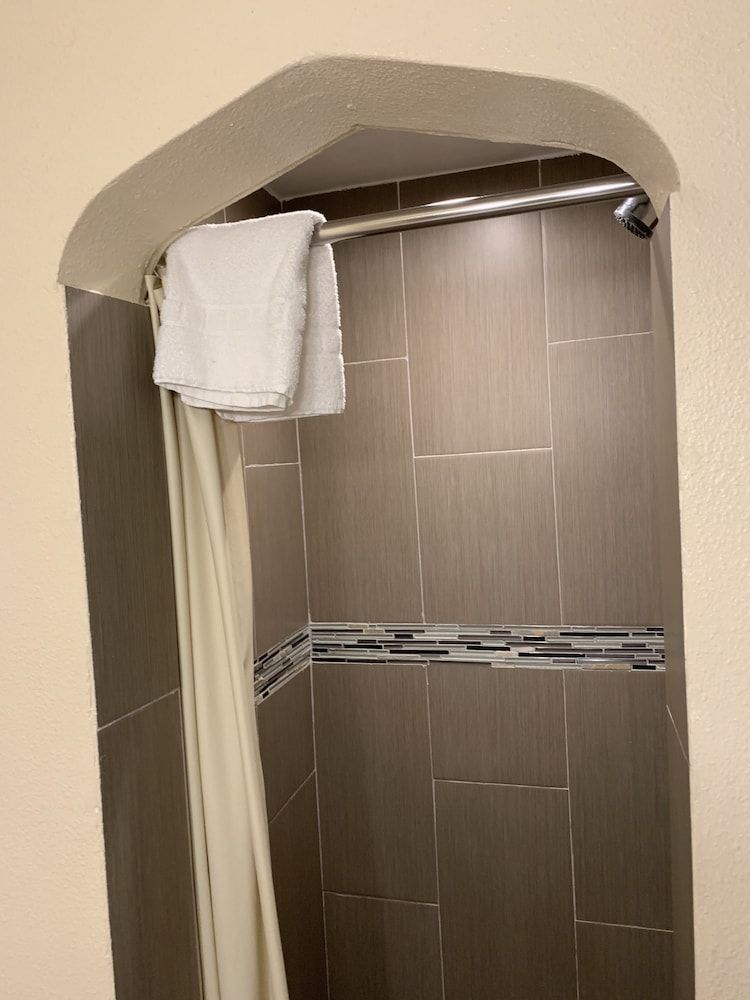 A-1 Budget Motel Standard Room, 2 Queen Beds 19