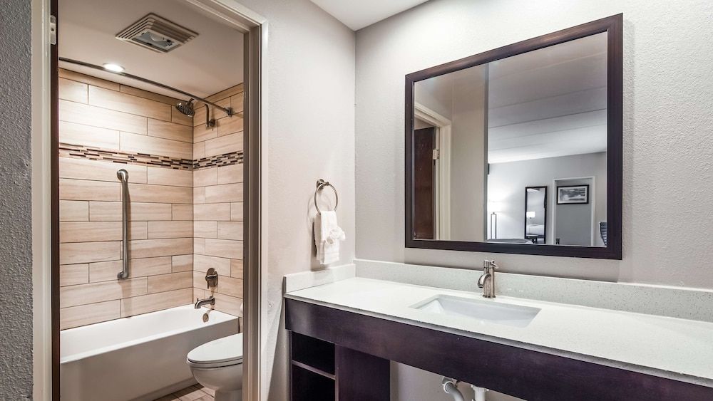 Best Western Sevierville/Kodak Inn Standard Room, 1 King Bed, Non Smoking, Refrigerator 5