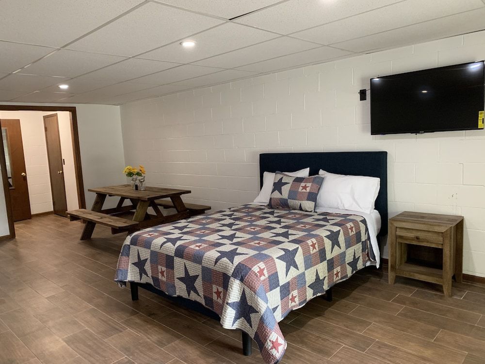 Big South Fork Lodge Deluxe Room, Multiple Beds, Refrigerator & Microwave 4