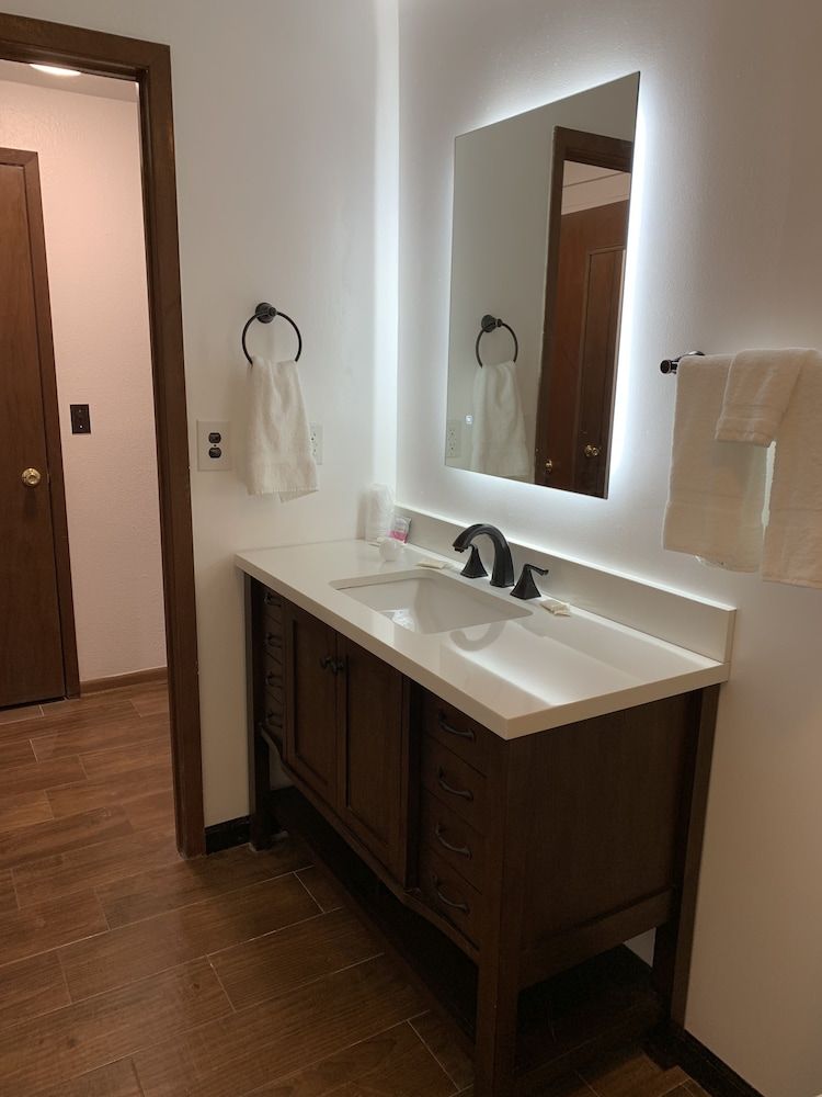 Big South Fork Lodge Deluxe Room, Multiple Beds, Refrigerator & Microwave 6