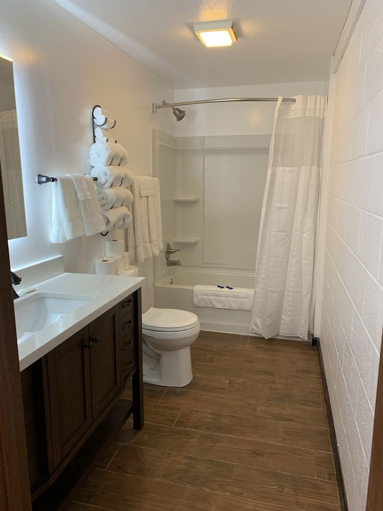 Big South Fork Lodge Deluxe Room, Multiple Beds, Refrigerator & Microwave 5