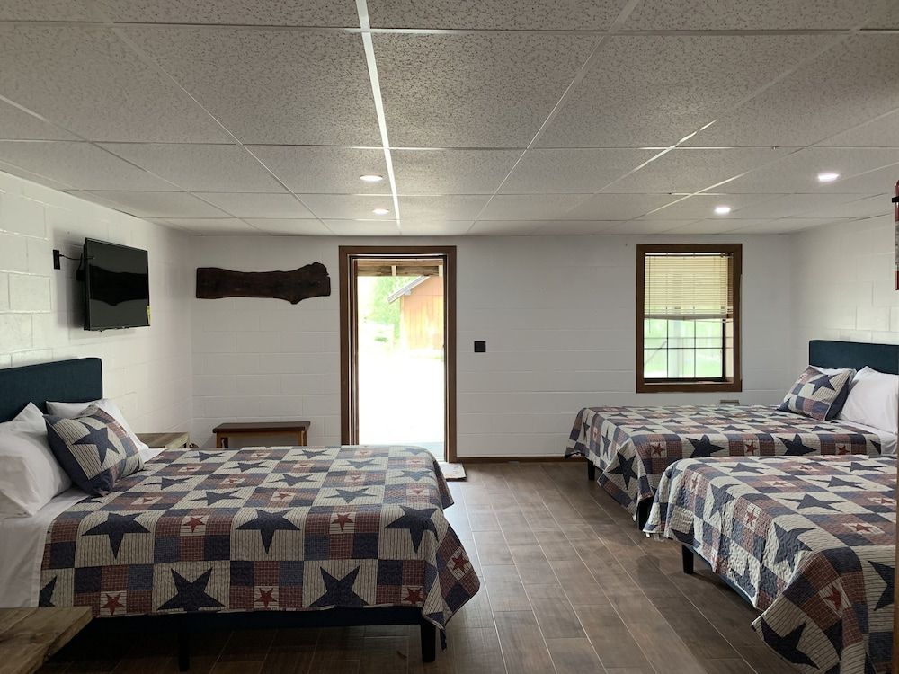Big South Fork Lodge Deluxe Room, Multiple Beds, Refrigerator & Microwave 3