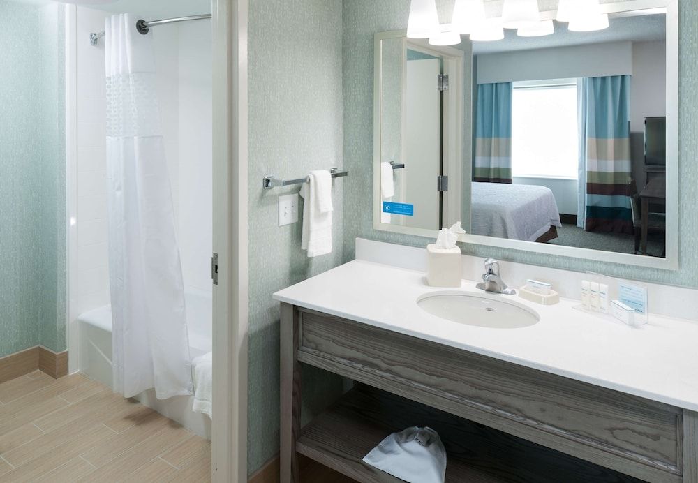 Room, 1 King Bed, Non Smoking, City View (Wet Bar)