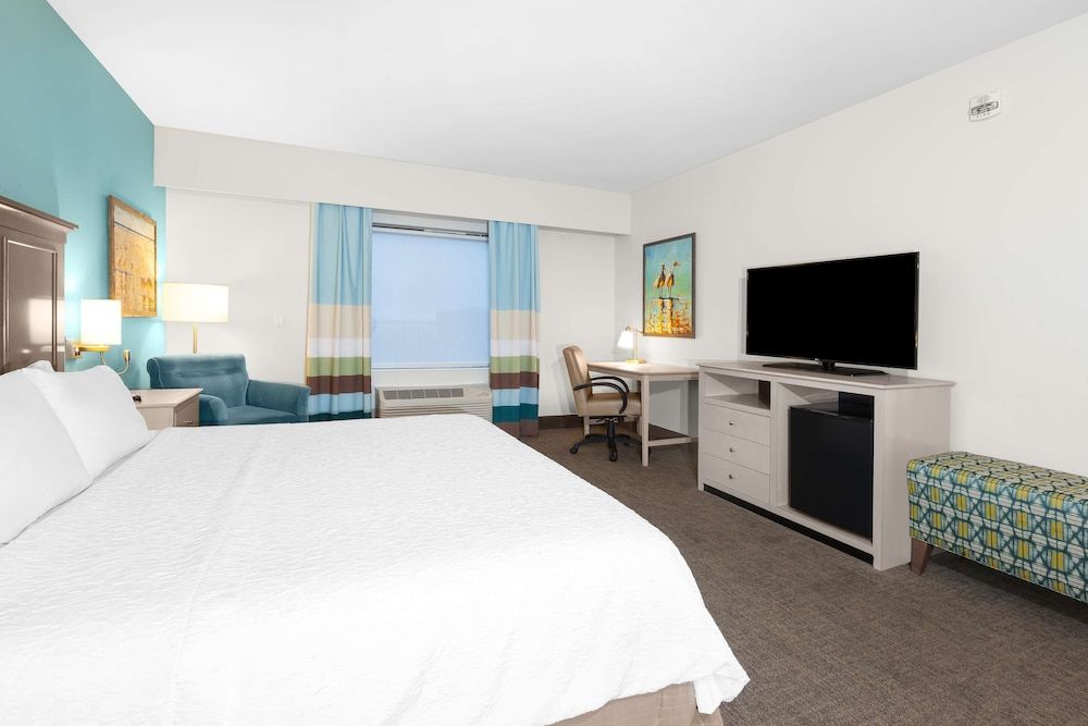 Room, 1 King Bed, Accessible (Pool Access, Roll-in Shower)