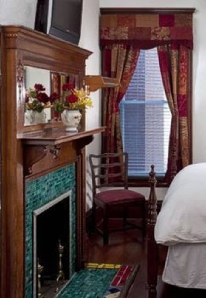 American Guest House Room, 1 Queen Bed (303) 5