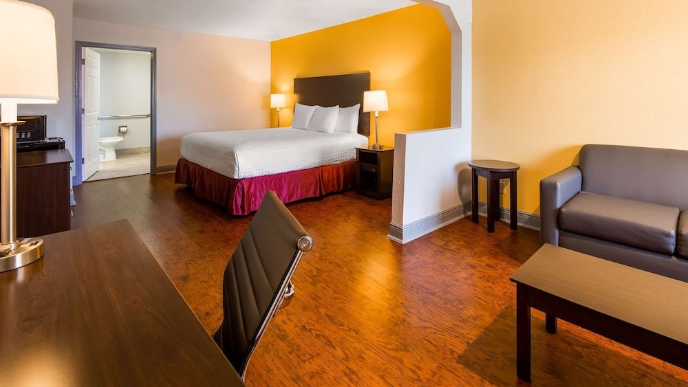 Suite, 1 King Bed, Accessible, Bathtub