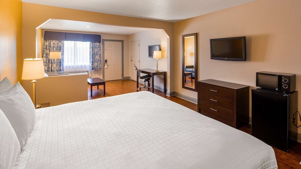 Suite, 1 King Bed, Accessible, Bathtub