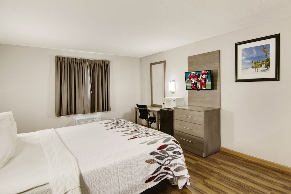 Red Roof Inn & Suites Pensacola - NAS Corry Deluxe Room, 1 King Bed, Accessible, Non Smoking (Roll-In Shower)