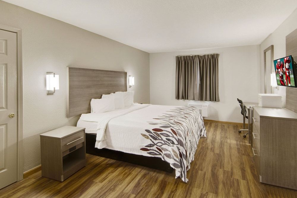 Red Roof Inn & Suites Pensacola - NAS Corry Deluxe Room, 1 King Bed, Accessible, Non Smoking (Roll-In Shower) 3