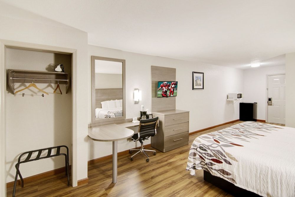 Red Roof Inn & Suites Pensacola - NAS Corry Superior Room, 1 King Bed, Non Smoking 2