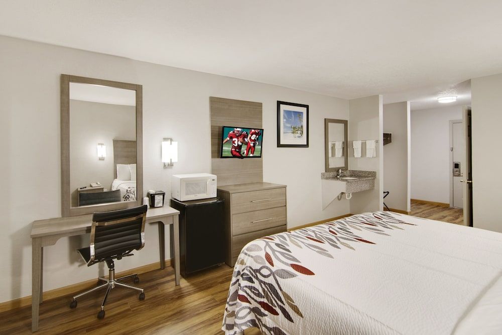 Red Roof Inn & Suites Pensacola - NAS Corry Deluxe Room, 1 King Bed, Accessible, Non Smoking (Roll-In Shower) 2