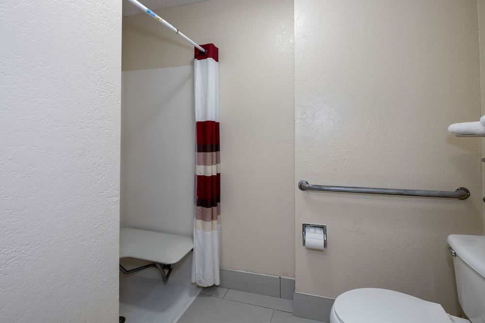 Red Roof Inn & Suites Pensacola - NAS Corry Deluxe Room, 1 King Bed, Accessible, Non Smoking (Roll-In Shower) 4